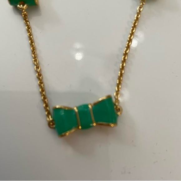 Kate Spade green bow necklace in gold - Picture 4 of 4